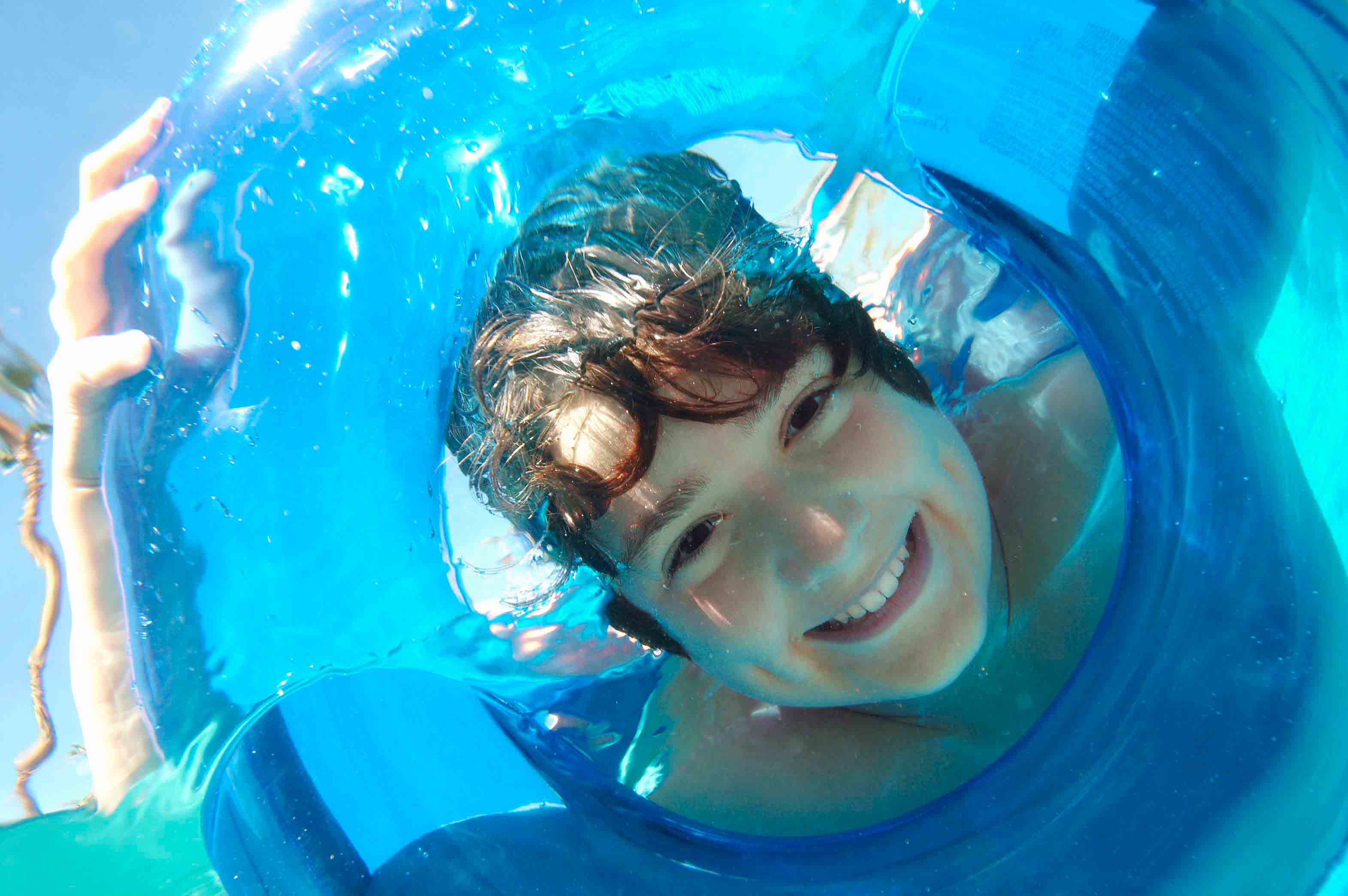 Kind unter Wasser